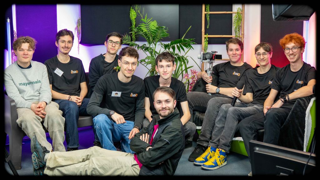 Photo de groupe de l'équipe pour l'émission de la Journée Portes Ouvertes de l'IUT de Laval