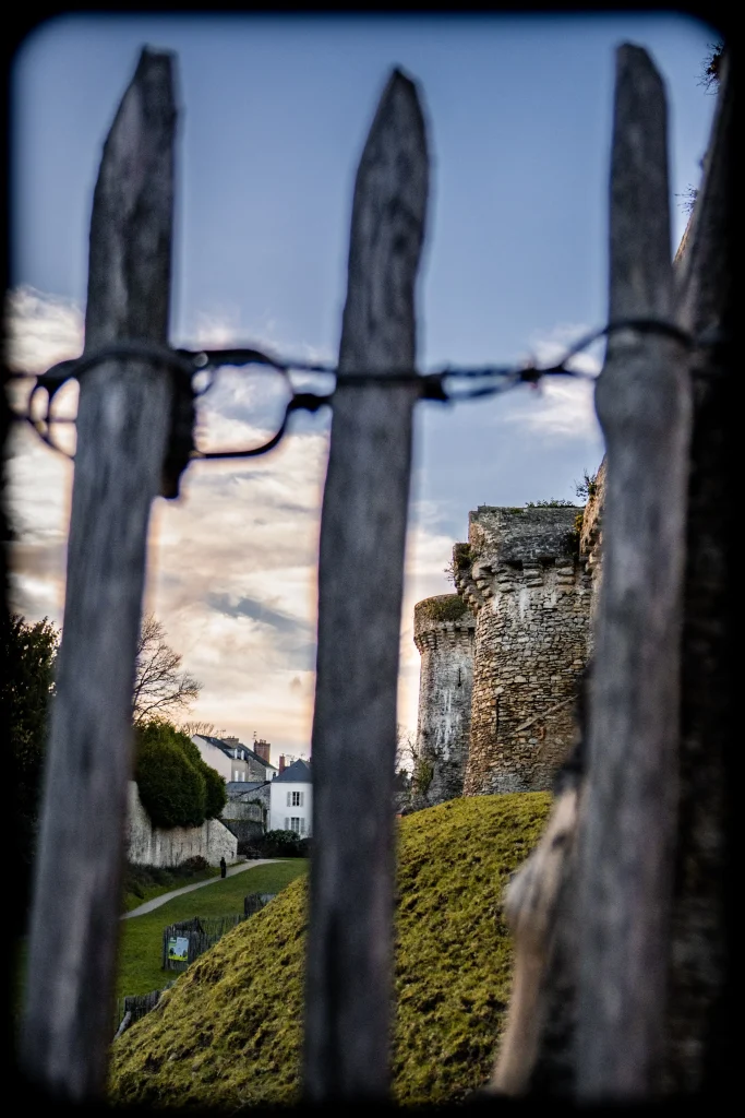 Vue sur les remparts de Laval au travers d'une barrière.