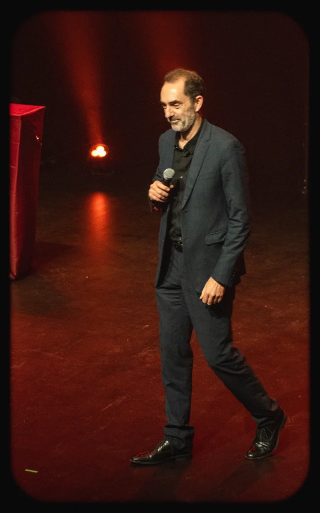 Monsieur Poisson, Directeur de l'IUT de Laval, sur la scène de la Cérémonie des Walid
